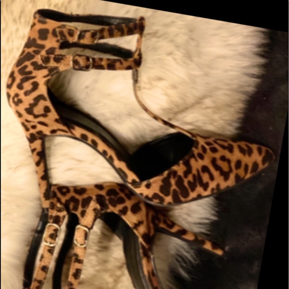 Leopard Print High Heel Pumps with a Pointed Toe . - Picture 5 of 16